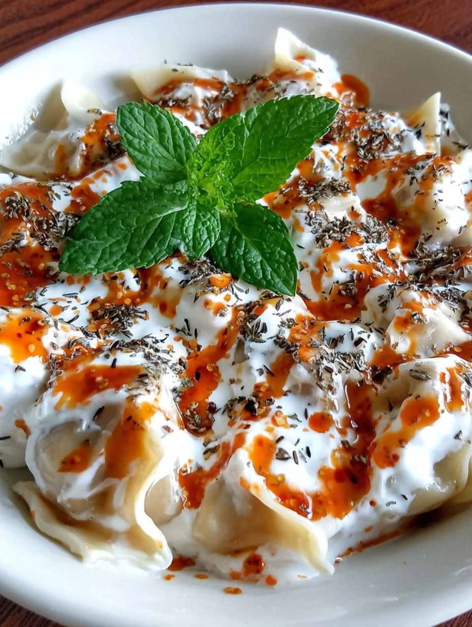 Manti mit Knoblauchjoghurt und Paprika-Minz-Butter.