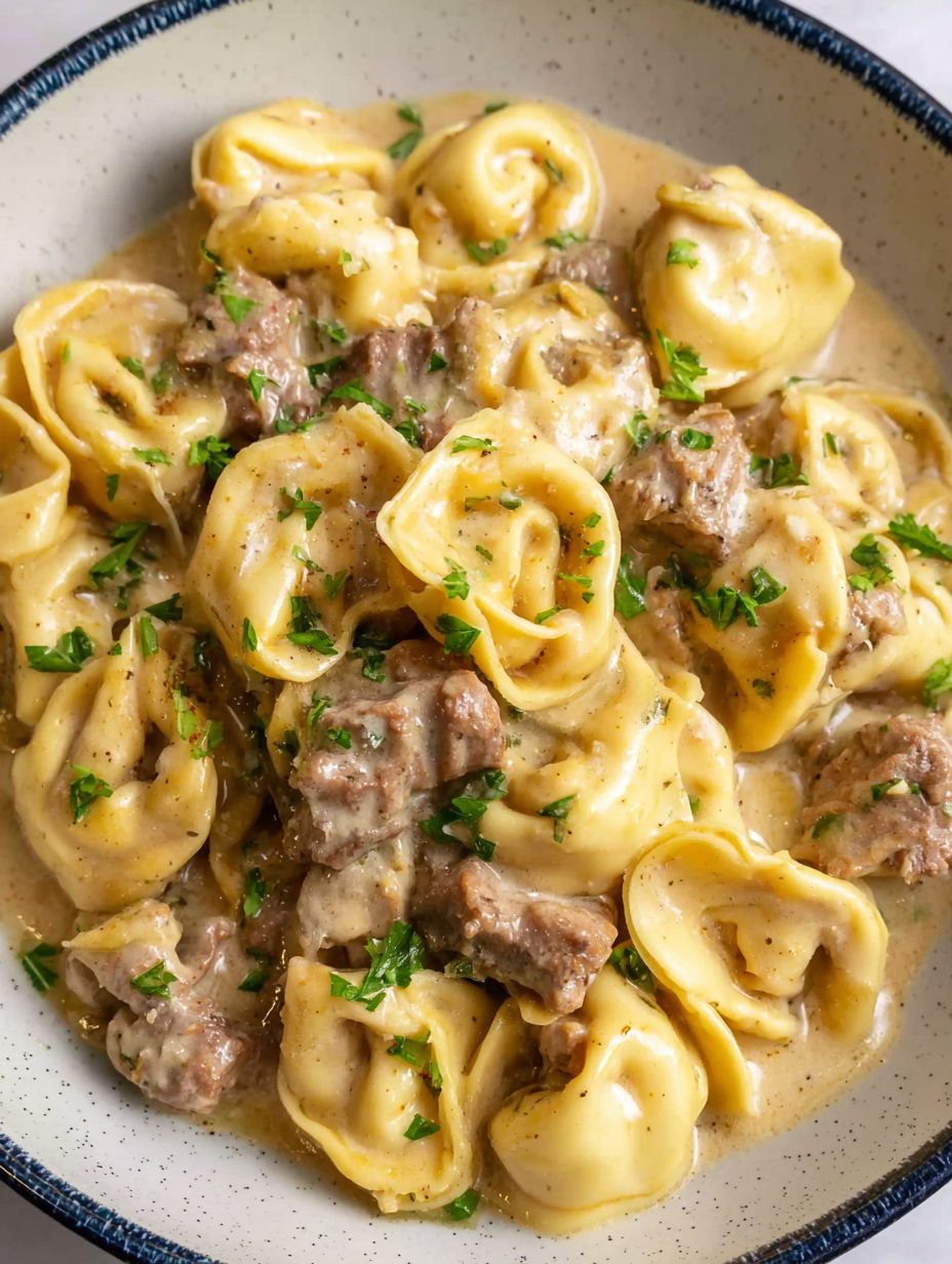 A plate of cheesesteak tortellini in cremiger Provolone-Sauce.