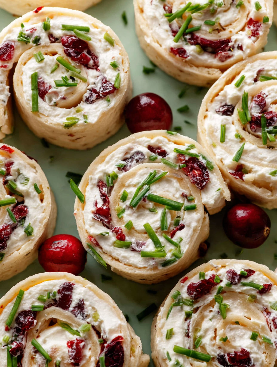 A plate of Weihnachts-Cranberry-Röllchen.