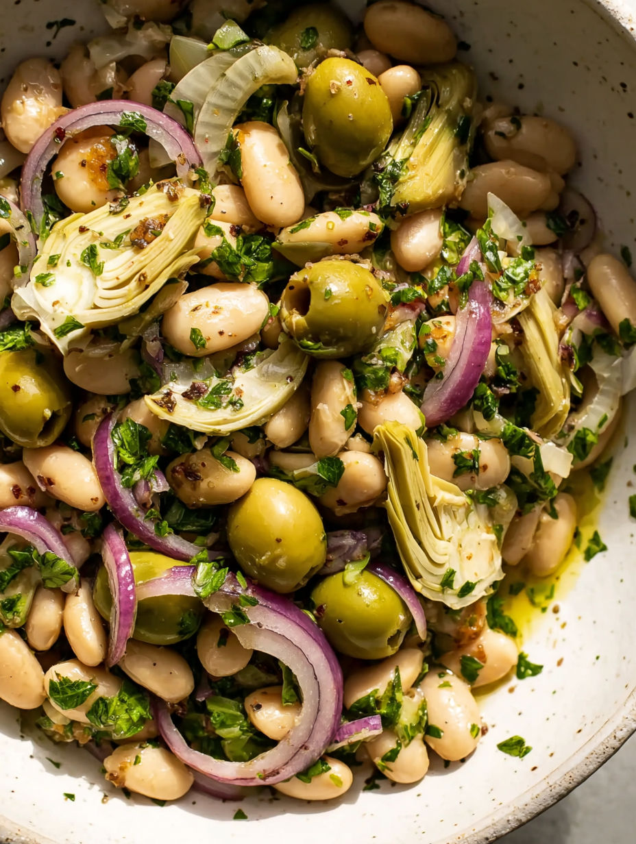 A bowl of marinated za'atar-bohnensalat.