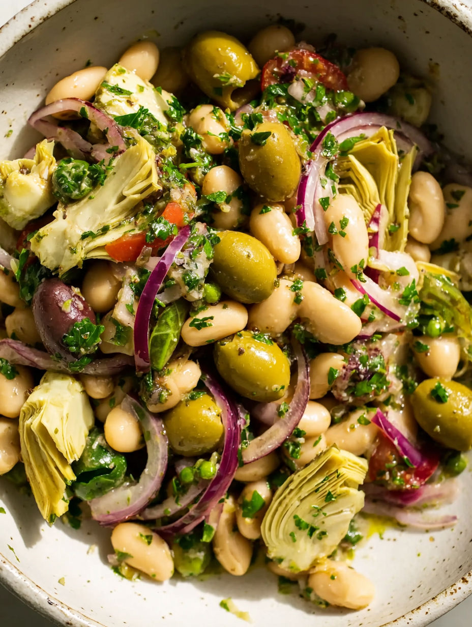 A bowl of marinated Za'atar-Bohnensalat.