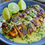 Ein Grilled Salsa Verde Pepper Jack Chicken auf einem Teller.