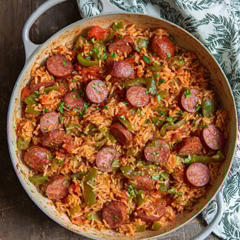A bowl of Cajun-Wurst mit Reis.