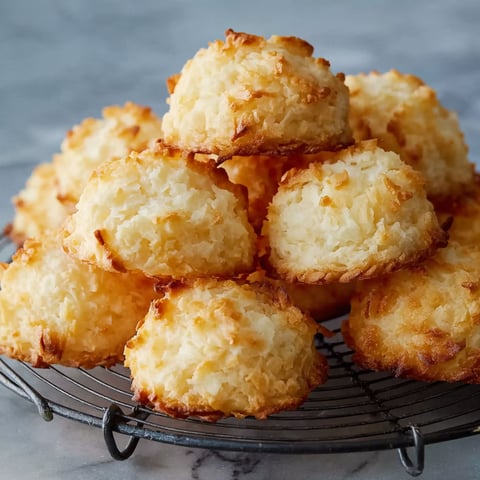 A stack of Kokosmakronen nach Omas Rezept.