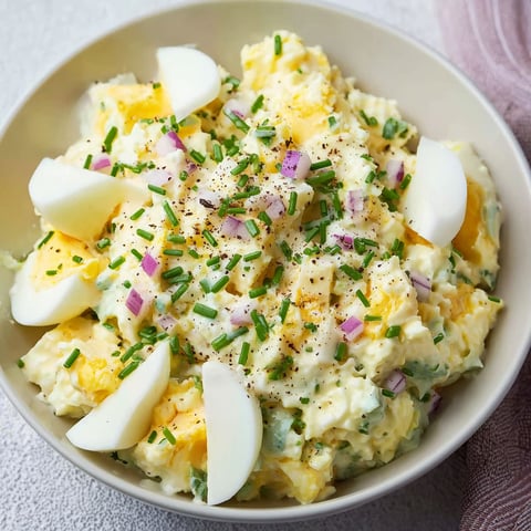 A bowl of cottage cheese eggsalat.