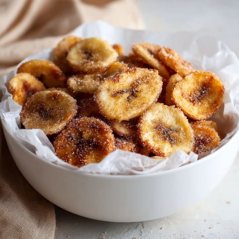 A bowl of Zimt-Bananenchips.