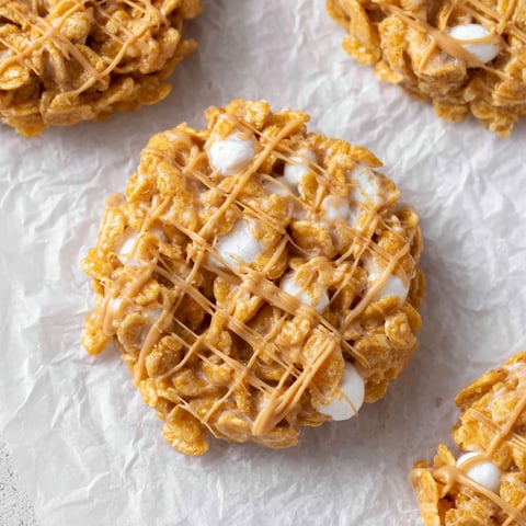 A close up of a cookie with marshmallows and peanut butter.