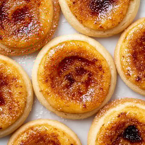 A close up of a crème brûlée cookie.