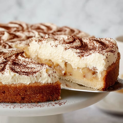 A slice of a Klassische Apfeltorte.