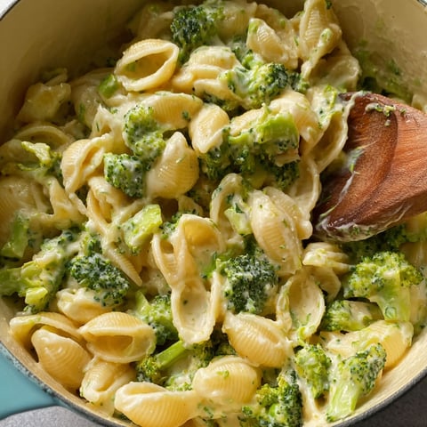 A pot of mac and cheese with broccoli.
